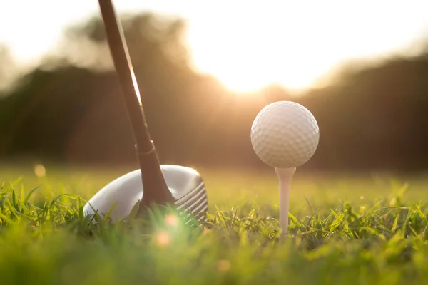 Golf sopaları ve golf topları güzel bir golf sahasında sabah güneşiyle birlikte. Dünyanın dört bir yanındaki insanların sağlık için oynadığı ilk kısa spor dalında golf oynamaya hazır..