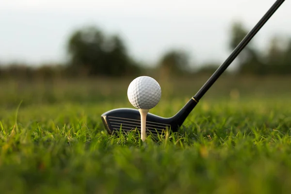 Golfclubs Golfballen Een Groen Gazon Een Prachtige Golfbaan Met Ochtendzon — Stockfoto