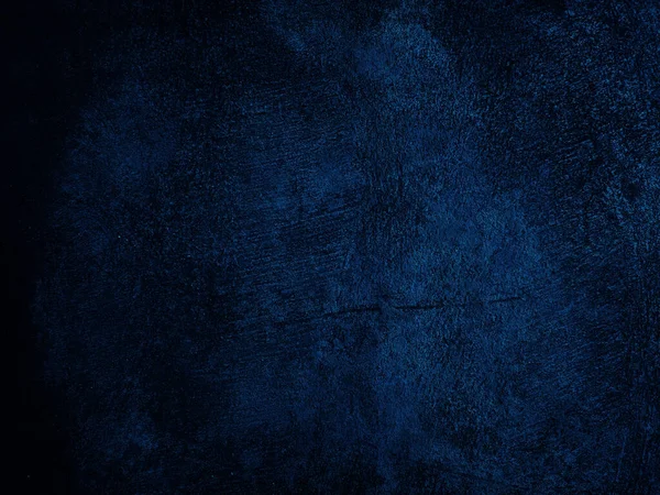Grafik tasarımı veya duvar kağıdı için koyu sert beton duvar arka planı. Eski tarz, kirli, siyah ve mavi beton bir doku. Eski alçı zeminin gizemli ve korkunç bir yaşı var..