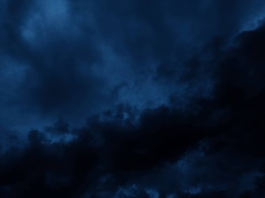 Karanlık gökyüzü mor, mavi ve pembe renklerden oluşuyordu. Grafik tasarımı veya duvar kağıdı için. Doğaüstü gizem kavramında puslu fırtına arka planı. 