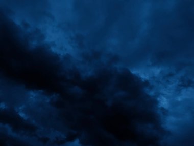 Karanlık gökyüzü mor, mavi ve pembe renklerden oluşuyordu. Grafik tasarımı veya duvar kağıdı için. Doğaüstü gizem kavramında puslu fırtına arka planı. 