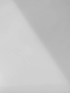 Grafik tasarımı veya duvar kağıdı için doğal ışık örtüsü olan beyaz beton duvar arka planı. Modelleri göstermek veya ürünleri sunmak için temiz, pürüzsüz beton. Vintage tarzda boş alçı dokusu. 