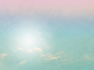 Gökyüzü ve bulutlar pastel tonlarda. Romantik aşk kavramında grafik tasarımı ya da duvar kağıdı için renkli doğal arkaplan