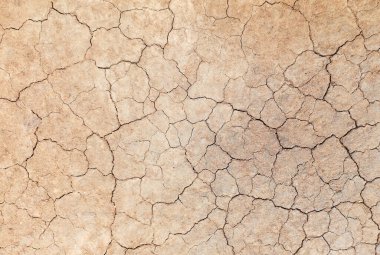 Zemin, kuraklık ve ölüm kavramına sahip arka plan veya grafik tasarımı için üst görünümde çatlaklar var..