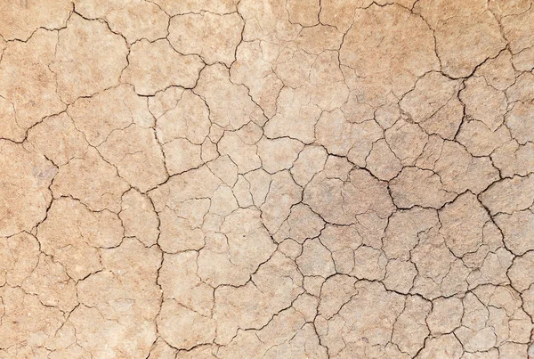 Zemin, kuraklık ve ölüm kavramına sahip arka plan veya grafik tasarımı için üst görünümde çatlaklar var..