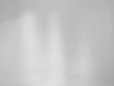 Grafik tasarımı veya duvar kağıdı için doğal ışık örtüsü olan beyaz beton duvar arka planı. Modelleri göstermek veya ürünleri sunmak için temiz, pürüzsüz beton. Vintage tarzda boş alçı dokusu. 