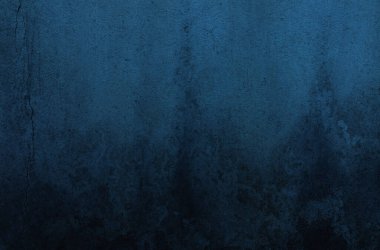 Grafik tasarımı veya duvar kağıdı için koyu sert beton duvar arka planı. Eski tarz, kirli, siyah ve mavi beton bir doku. Eski alçı zeminin gizemli ve korkunç bir yaşı var..
