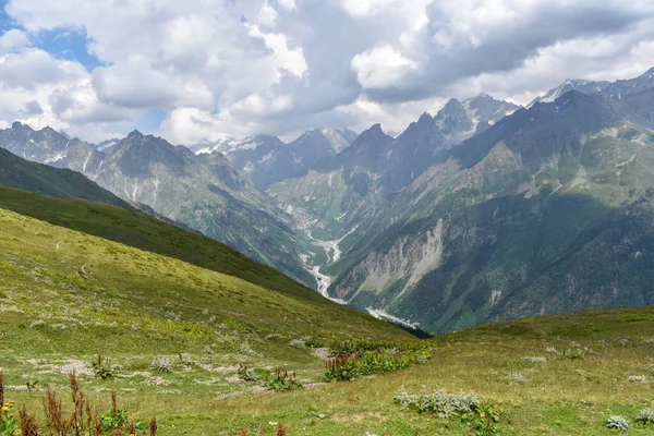 Nyári hegyvidéki táj Szvaneti régióban, Georgia, Ázsia. Snowcapapped hegyek a háttérben, Kaukázus hegység. Felhők felett. Grúzia úti célja — Stock Fotó