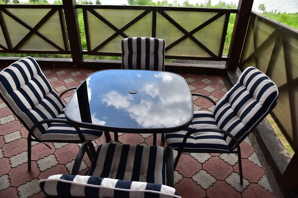 Verandada akşam tablo.