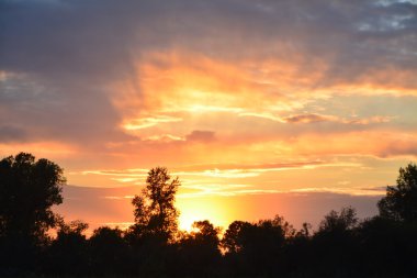 Güneş gökyüzünü boyar