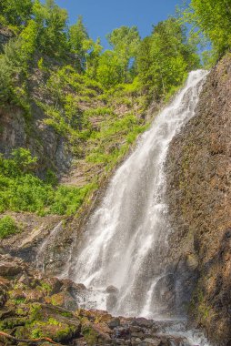 Krasnoyarsk bölgesinin Kuraginsky bölgesinde güzel bir şelale. Adını Chinzhebsky şelalesinden almıştır. Birçok ziyaretçi onun güzelliğine hayran kalır.