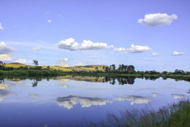 Gölün üzerindeki bulutlar