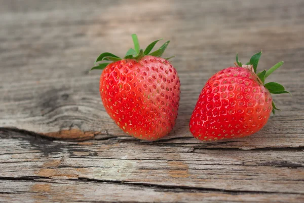 Färska jordgubbar på trä — Stockfoto