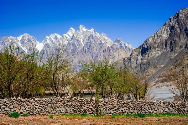 Bezaubernde Landschaft Nordpakistans. Passu Region. Karakorum-Berge in Pakistan — Stockfoto