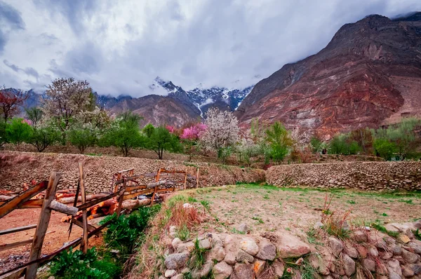 Beau paysage de la vallée de Hunza en saison d'automne. Région nord du Pakistan — Photo