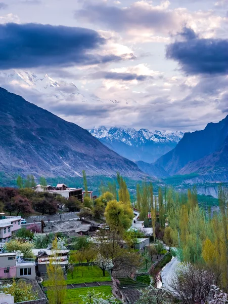 Gyönyörű táj a Hunza-völgy ősszel szezonban. Pakisztán északi részén — Stock Fotó