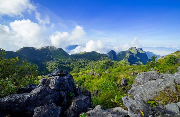 Poranna mgła na Doi Luang Chiang Dao, Chiang Mai (Tajlandia) — Zdjęcie stockowe