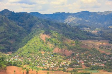 Tayland 'da gökkuşağı ile orman tahribatı gökyüzü görüntüsü oluşturur
