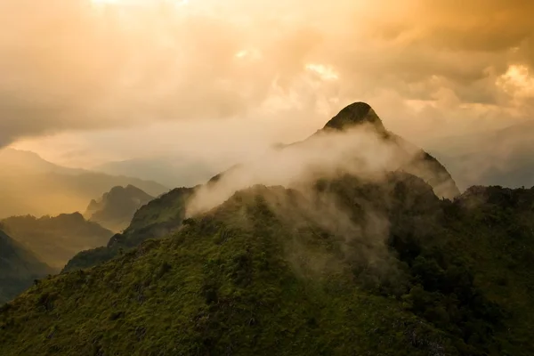 타이, 치앙마이에 있는 순 세트 산 도이 루 앙 창 다 오 — 스톡 사진