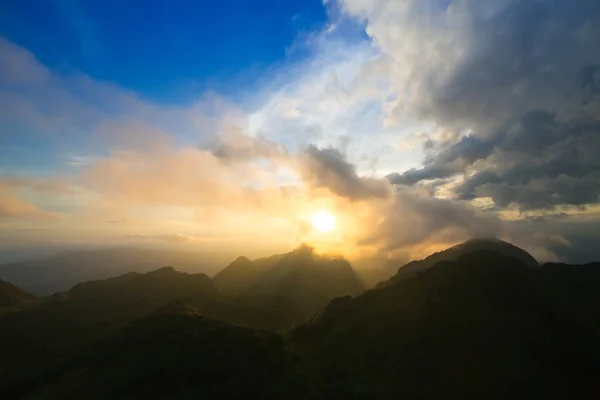 Gunung matahari terbenam Doi Luang Chiang Dao di Chiang Mai, Thailand — Stok Foto