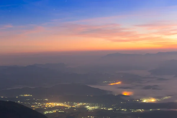 Neblige Morgendämmerung über dem Tal und dem Wald, Doi Luang Chiang Dao, Chiang Mai, Thailand — Stockfoto