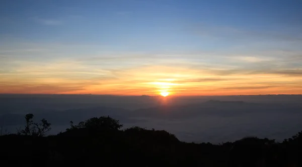 Nebel am Morgen, Landschaft bei Doi Luang Chiang Dao — Stockfoto