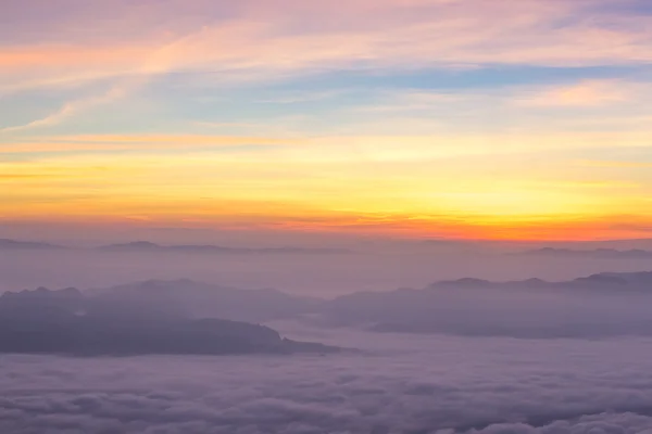清晨的薄雾中，道良江道的风景 — 图库照片