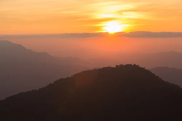 Paysage de forêt de montagne sous le ciel du soir avec nuages au soleil. Image filtrée : Effet doux et vintage . — Photo