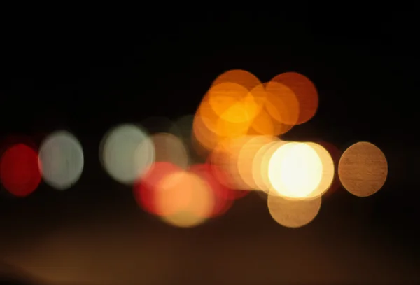 Abstrakt natt trafikerar Bokeh bakgrund med Defocused lampor — Stockfoto