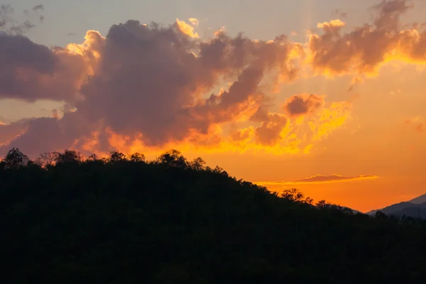 Pôr do sol bonito, nuvens em muitas cores — Fotografia de Stock