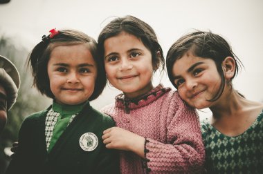 Hunza, Pakistan - 15 Nisan: Hunza, 15 Nisan 2015 yılında Hunza, Pakistan fazla 150 milyon kişilik bir nüfusa sahip bir köyde tanımlanamayan bir çocuk.