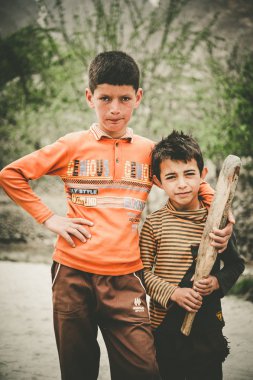 Hunza, Pakistan - 15 Nisan: Hunza, 15 Nisan 2015 yılında Hunza, Pakistan fazla 150 milyon kişilik bir nüfusa sahip bir köyde tanımlanamayan bir çocuk.