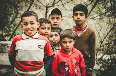 Hunza, Pakistan - 15 Nisan: Hunza, 15 Nisan 2015 yılında Hunza, Pakistan fazla 150 milyon kişilik bir nüfusa sahip bir köyde tanımlanamayan bir çocuk.