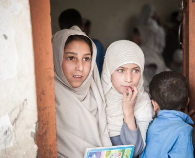 Skardu, Pakistan - 18 Nisan: Skardu güneyinde bir köyde tanımlanamayan bir çocuk 18 Nisan 2015 yılında Skardu, Pakistan Köyü okul sınıfta öğrenme.
