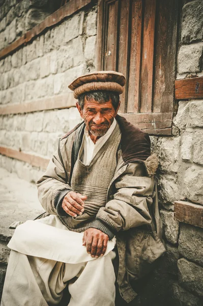 SKARDU, PAKISTAN - APRIL 15: Seorang pria tua tak dikenal berpose untuk sebuah potret saat ia bersandar pada kerja keras 15 April 2015 di Skardu, Pakistan . — Stok Foto