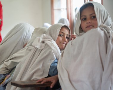 Skardu, Pakistan - 18 Nisan: Skardu güneyinde bir köyde tanımlanamayan bir çocuk 18 Nisan 2015 yılında Skardu, Pakistan Köyü okul sınıfta öğrenme.