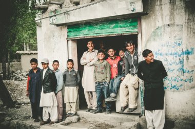 Skardu, Pakistan - 17 Nisan: Skardu'nun güneyindeki bir köyde kimliği belirsiz çocuklar, 17 Nisan 2015, Skardu, Pakistan'da 150 milyondan fazla nüfusa sahip.