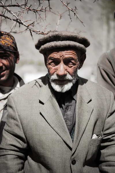 SKARDU, PAKISTÁN - 17 DE ABRIL: Un anciano no identificado en una aldea en el sur de Skardu, 17 de abril de 2015 en Skardu, Pakistán, con una población de más de 150 millones de personas . — Foto de Stock