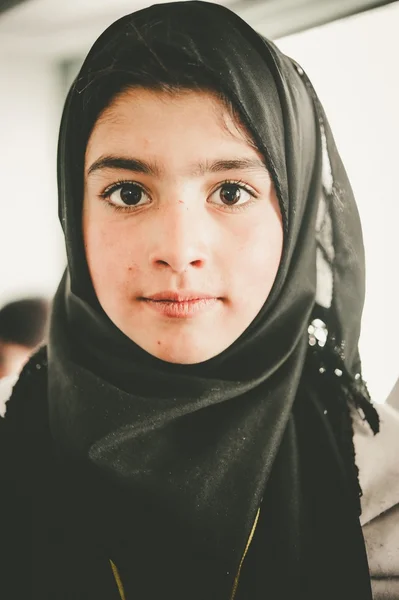 SKARDU, PAKISTAN - APRIL 17: An unidentified girl in a village in the south of Skardu are learning in the classroom of the village school April 17, 2015 in Skardu, Pakistan. — Stok fotoğraf
