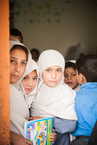 SKARDU, PAKISTÁN - 18 DE ABRIL: Niños no identificados en un pueblo del sur de Skardu están aprendiendo en el aula de la escuela del pueblo 18 de abril de 2015 en Skardu, Pakistán . — Foto de Stock