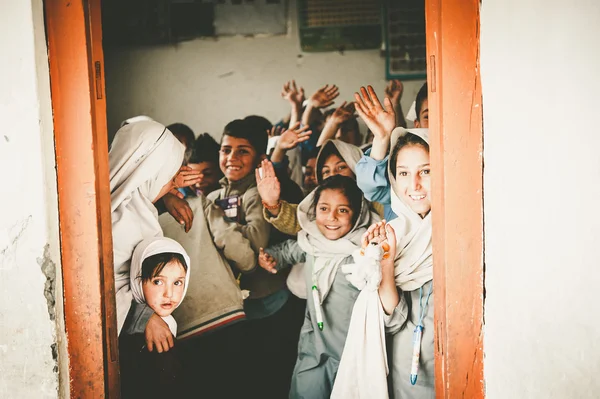 SKARDU, PAKISTÁN - 18 DE ABRIL: Niños no identificados en un pueblo del sur de Skardu están aprendiendo en el aula de la escuela del pueblo 18 de abril de 2015 en Skardu, Pakistán . — Foto de Stock