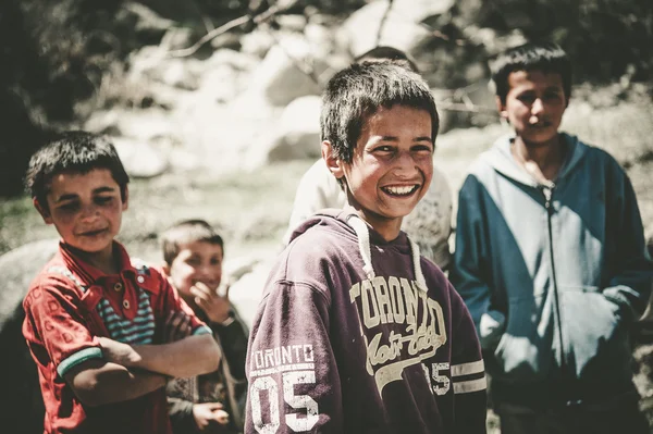 SKARDU, PAQUISTÃO - 15 DE ABRIL: retrato de um menino não identificado em uma aldeia no sul de Skardu 15 de abril de 2015 em Skardu, Paquistão . — Fotografia de Stock