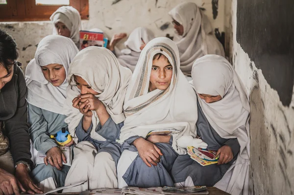 Skardu, 파키스탄-4 월 18 일: Skardu의 남쪽에 있는 마에서 미확인된 어린이 학습 마 학교 교실에 Skardu, 파키스탄에서 2015 년 4 월 18 일. — 스톡 사진