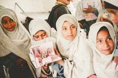 Skardu, Pakistan - 18 Nisan: Skardu güneyinde bir köyde tanımlanamayan bir çocuk 18 Nisan 2015 yılında Skardu, Pakistan Köyü okul sınıfta öğrenme.