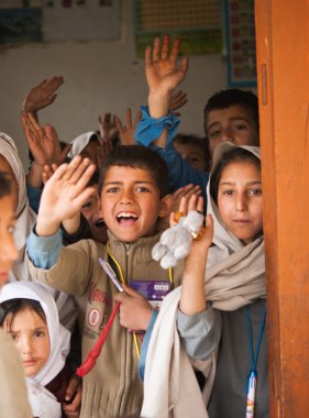 Skardu, Pakistan - 18 Nisan: Skardu güneyinde bir köyde tanımlanamayan bir çocuk 18 Nisan 2015 yılında Skardu, Pakistan Köyü okul sınıfta öğrenme.