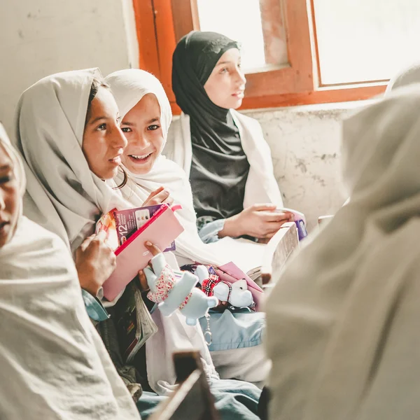 СКАРДУ, ПАКИСТАН - 18 апреля 2015 года: Неопознанные дети в деревне на юге Скарду учатся в классе сельской школы 18 апреля 2015 года в Скарду, Пакистан . — стоковое фото