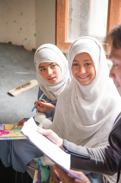 SKARDU, PAKISTÁN - 18 DE ABRIL: Niños no identificados en un pueblo del sur de Skardu están aprendiendo en el aula de la escuela del pueblo 18 de abril de 2015 en Skardu, Pakistán . — Foto de Stock