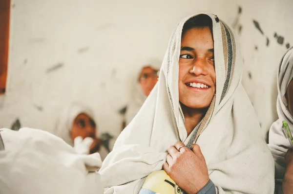 Скарду, Пакистан - 18 квітня: Невідомі дітей в селі на півдні Скарду дізнавшись, в класі в школі селищі 18 квітня 2015 Скарду, Пакистан. — стокове фото
