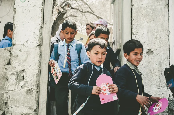 Skardu, 파키스탄-4 월 18 일: Skardu의 남쪽에 있는 마에서 미확인된 어린이 학습 마 학교 교실에 Skardu, 파키스탄에서 2015 년 4 월 18 일. — 스톡 사진