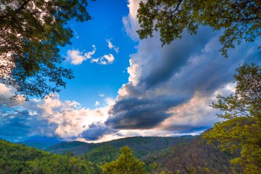 Dev dağlarla peyzaj sabah bulutlu gökyüzü altında
